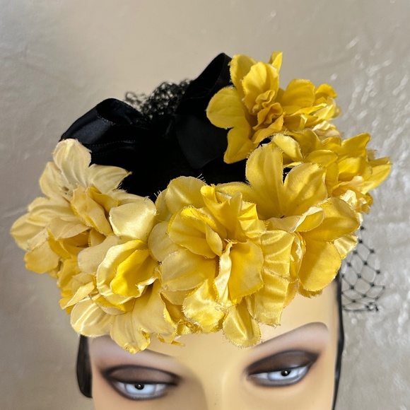 CHEERFUL 1930s\' BLACK FELT TILT HAT + YELLOW FABRIC FLOWERS